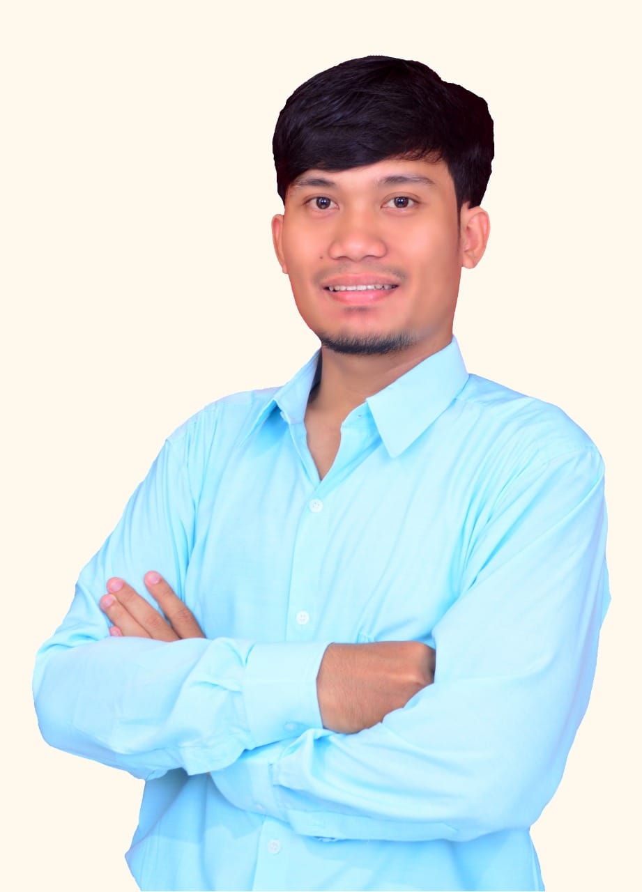 Benedictus L. Sibarani mengenakan kemeja biru